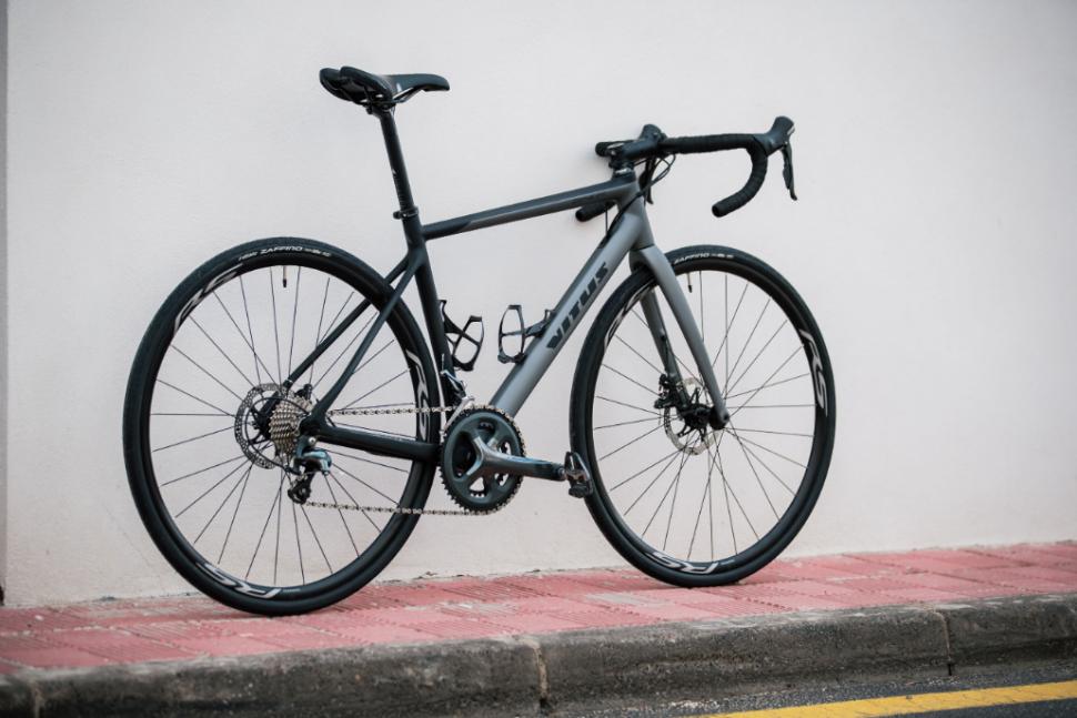 Vitus. Vitus Zenium. Vitus Gravel Bike. Vitus Zenium Road Bike Tiagra. Vitus Zenium Road Bike Tiagra 2022.