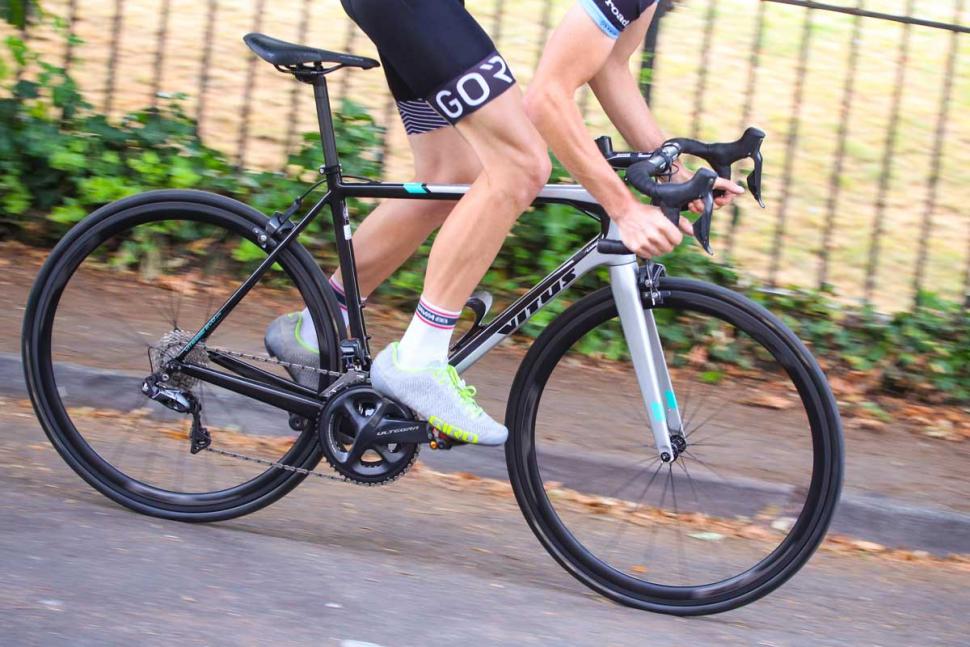 vitus_vitesse_evo_cri_ultegra_di2_-_riding_3.jpg