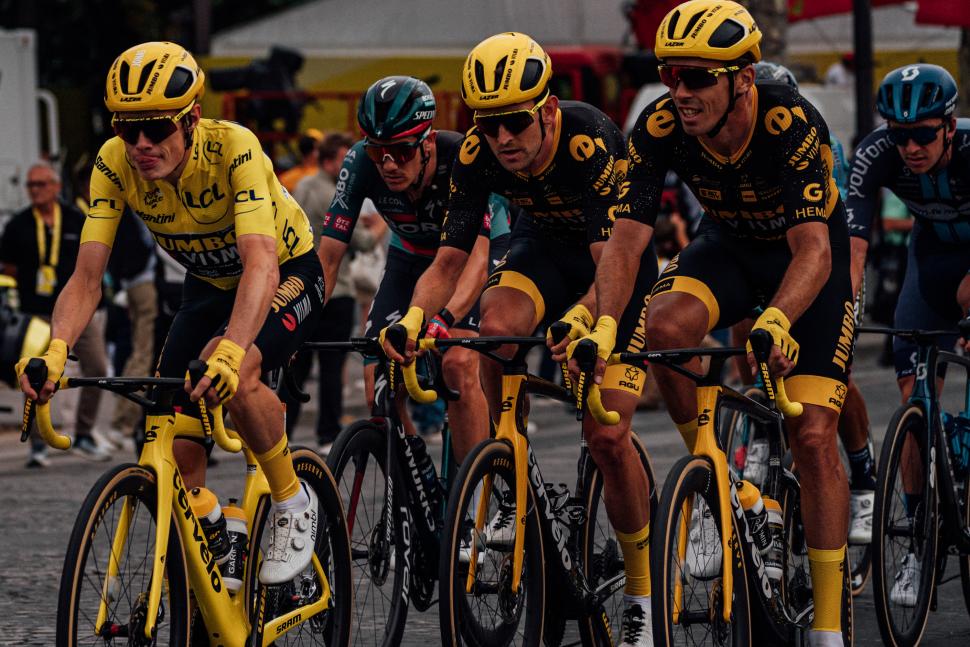 2023 Jonas Vingegaard Tour de France Yellow cervelo S5 jumbo visma final stage (Zac Williams/Sw Pix)