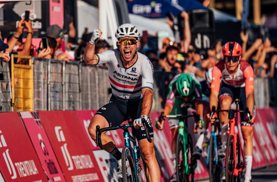 Mark Cavendish wins stage 21 of the 2023 Giro d’Italia (Zac Williams/SWpix.com)