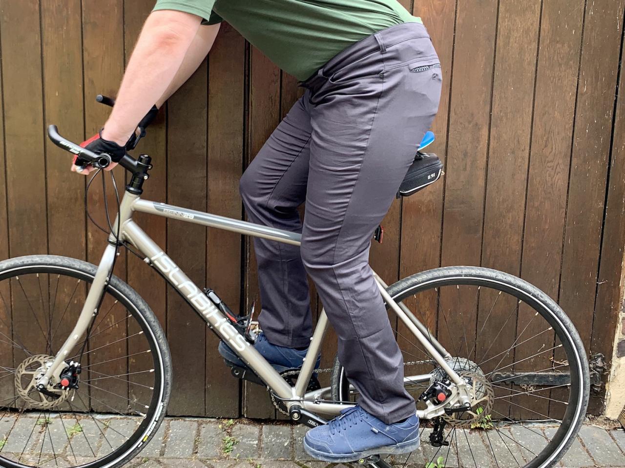 https://cdn.road.cc/sites/default/files/styles/schema_org/public/2020-pearl-izumi-rove-trousers-bike.jpg