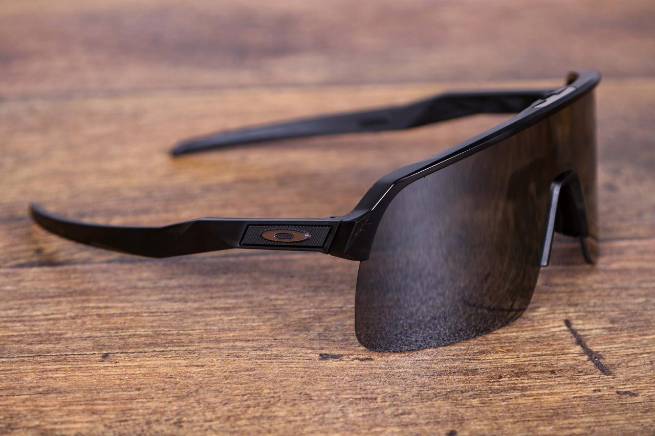 Oakley deals sutro black