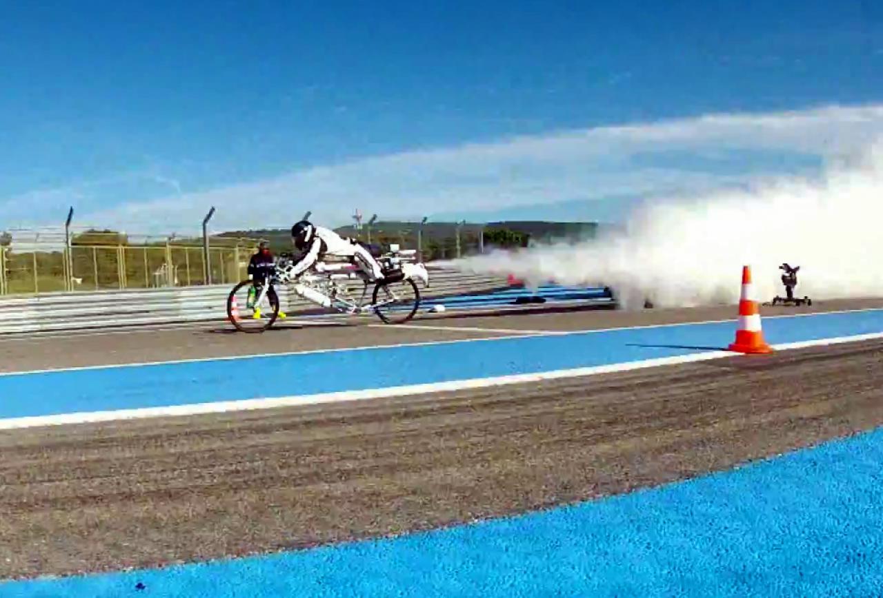 Video Swiss Daredevil Pilots Rocket Powered Bike To Over 200mph Road Cc