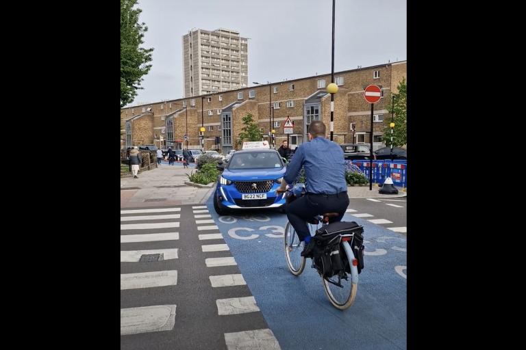 倫敦 C3 自行車道上的駕駛者（圖片來源：John Sword）