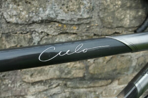 Merlin Cielo – top tube logo