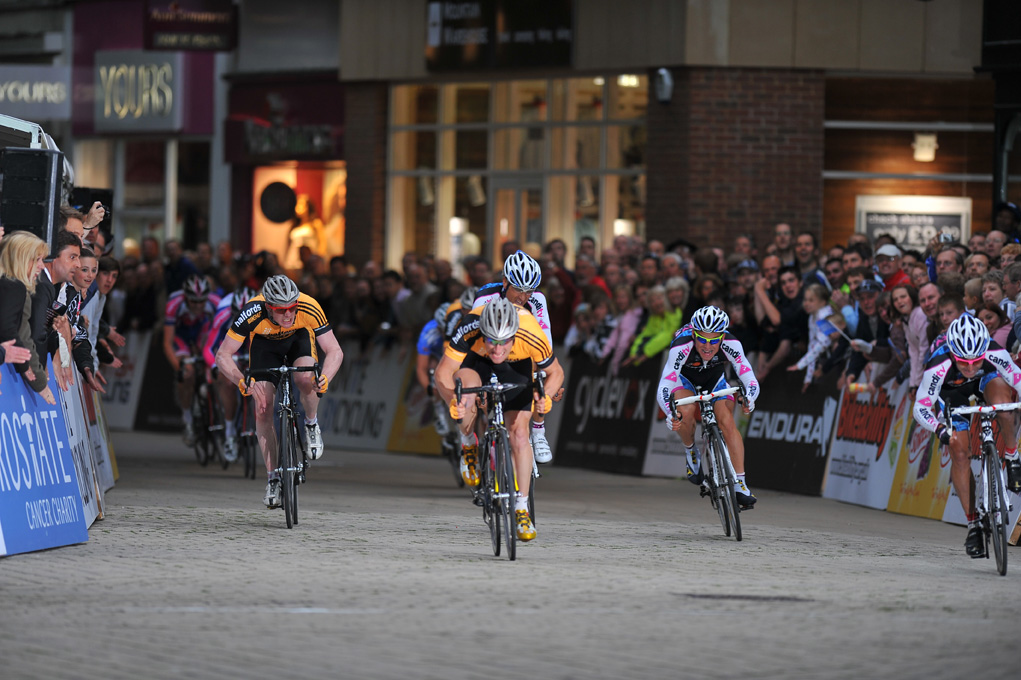 Tour Series 4: Sprint for the line pic: Joolze Dymond www.joolzedymond.com
