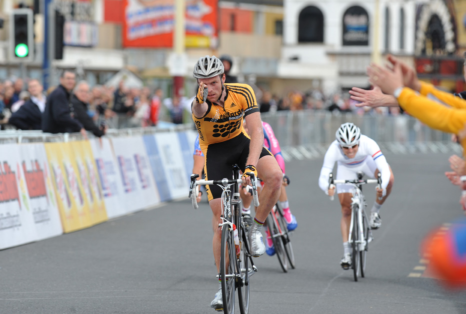 Hayles wins Round 5