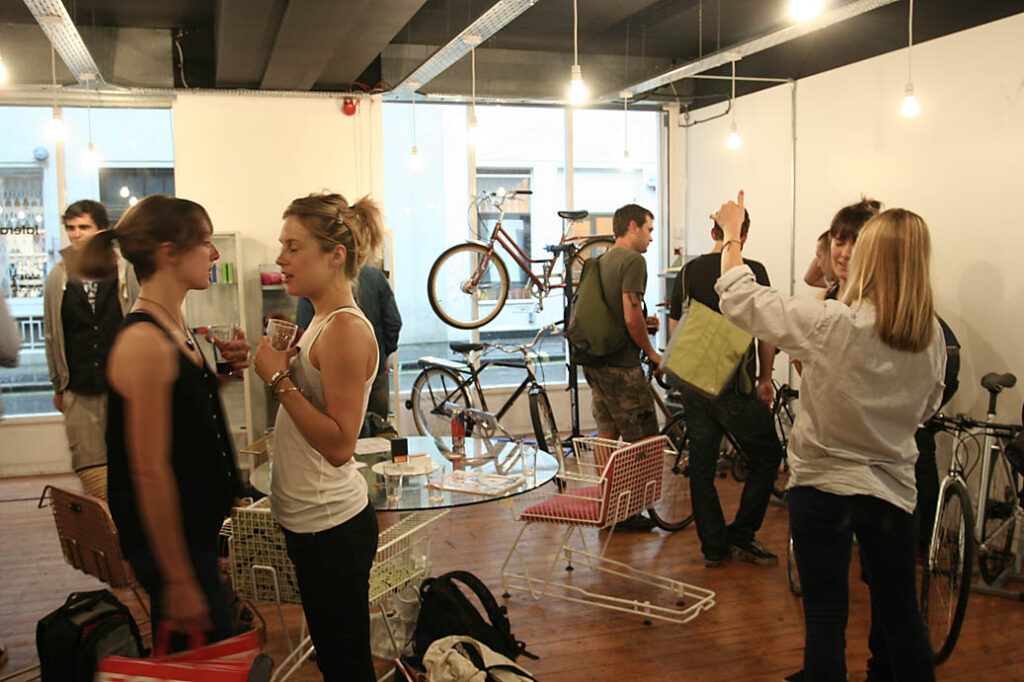 Charge launch throng