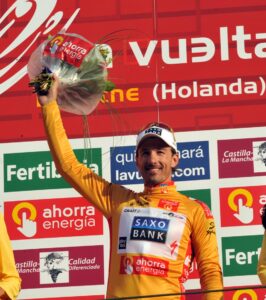Fabian Cancellara takes the gold jersey after winning the 2009 Vuelta Prologue &copy; Unipublic