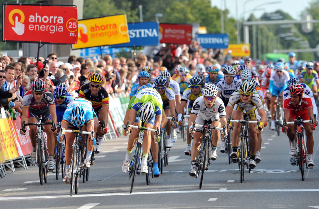 Gerard Ciolek (left) takes Stage 2 of the Vuelta ahead of Fabio Sabatini (centre) and Roger Hammond (right) © Unipublic