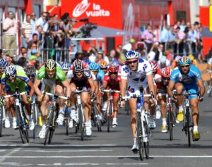 Anthony Roux crosses the line just ahead of the peloton to win Vuelta Stage 17 &copy; Unipublic