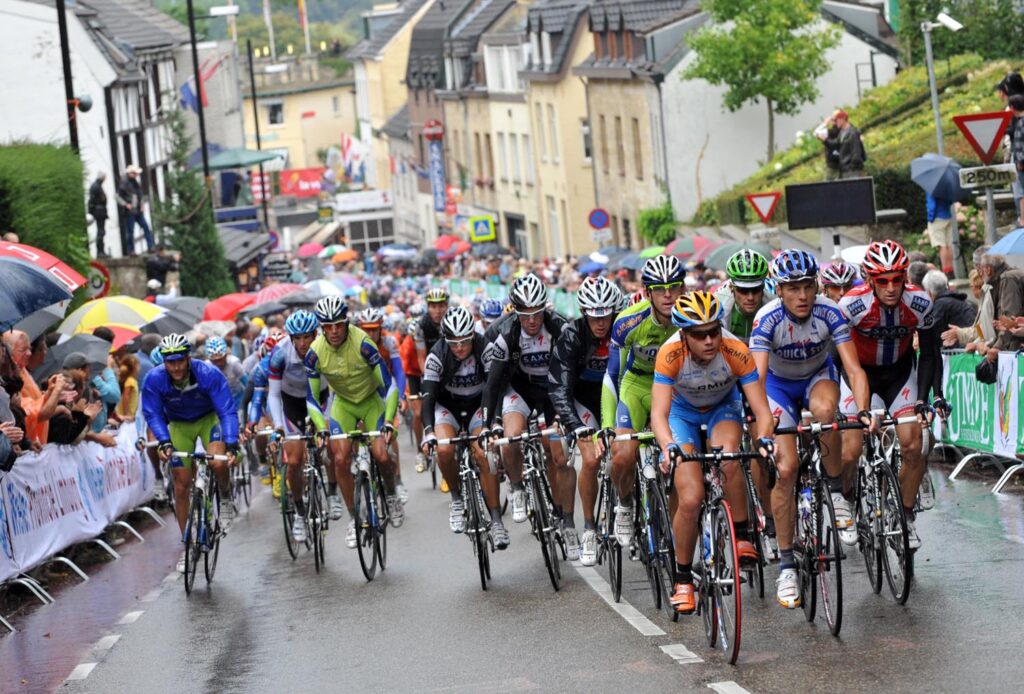 The peloton tackles a climb on the 2009 Vuelta’s fourth and final day in the Low Countries © Unipublic