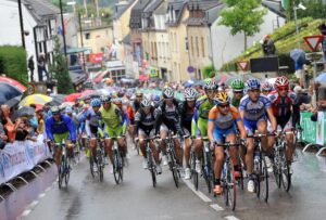 The peloton tackles a climb on the 2009 Vuelta’s fourth and final day in the Low Countries © Unipublic