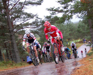 SCX 09 r5 Hardie and McLeary lead out the seniors up ' the wall' from the gun