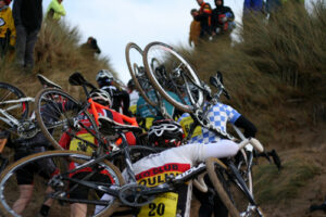 SCX 09 Rd 8 the leading riders head up over the dune and onto the course proper (pic - Andy Wardman)