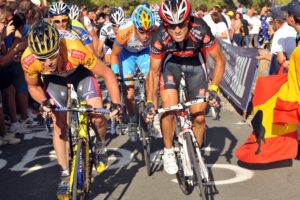 Alejandro Valverde (right) on his way to taking the Vuelta golden jersey from Cadel Evans (left) © Unipublic