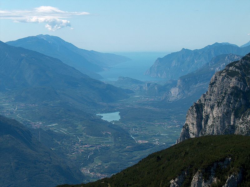 Lake Garda and the mountains (copyright L3O:Wikimedia Commons).JPG