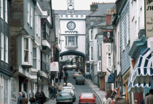 Totnes High St (copyright Manfred Heyde:Wikimedia Commons).jpg