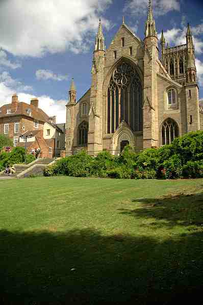 Worcester_cathedral_ (copyrigt Merlin Cooper, Wikimedia Commons).jpg