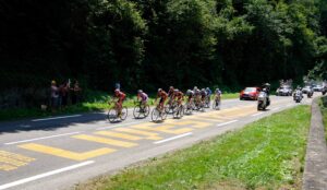 Lance Armstrong passes Livestrong TDF road marking © PhotoSport International.jpg