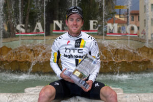 15 Matt Goss with the Milan San Remo trophy LaPresse RCS Sport .JPG