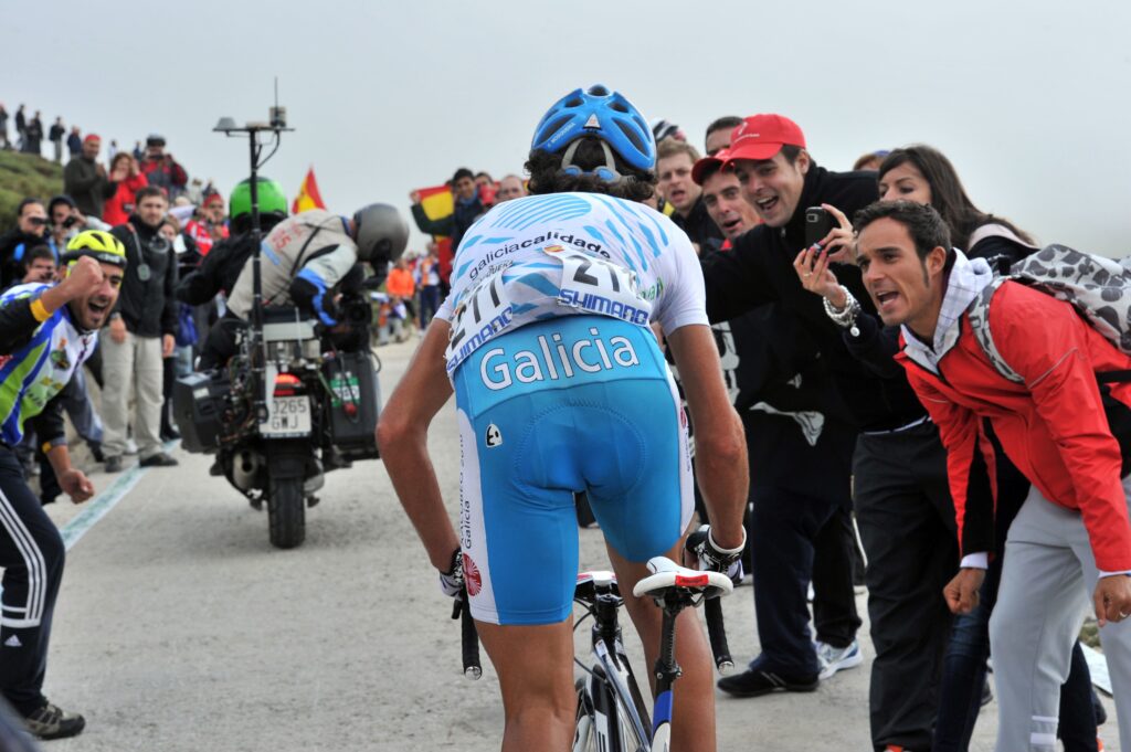 Fans encourage Ezequiel Mosquera on his way up the Bola del Mundo (copyright- Unipublic:Graham Watson)