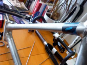 Kinesis Crosslight Pro6 Spy TopTubeSide.jpg