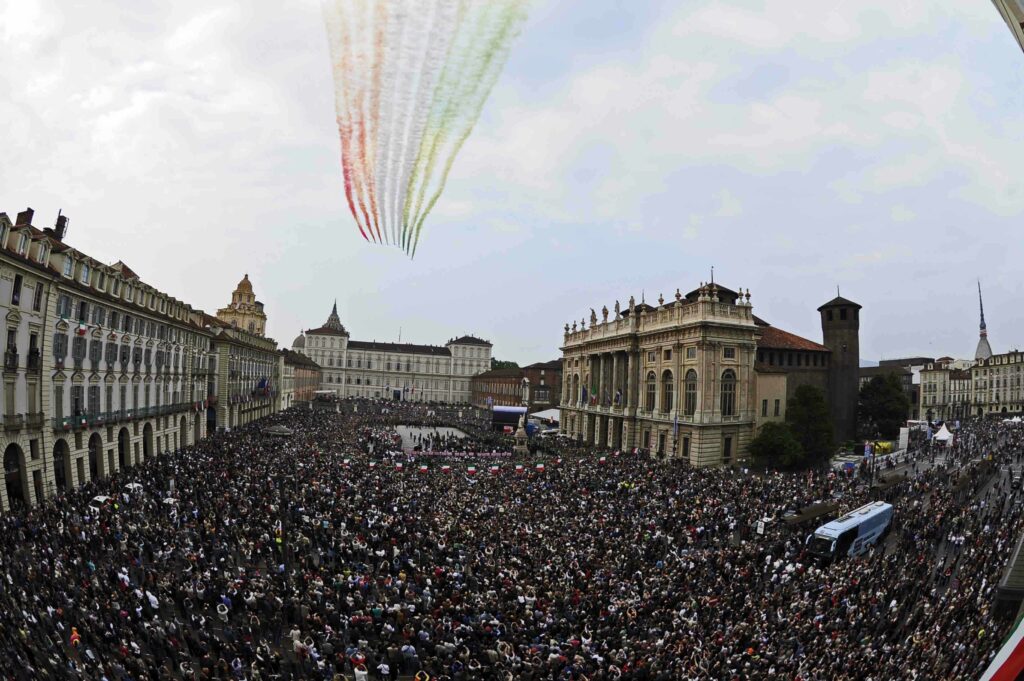 Freccie Tricolori over Turin s Piazza did Castello.jpg