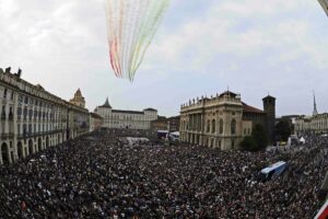 Freccie Tricolori over Turin s Piazza did Castello.jpg