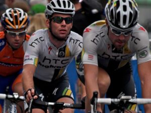 TOB 2011 London 09 Cav sits in the pack © Simon MacMichael.jpg