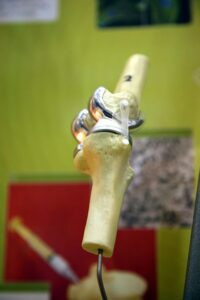 Artificial knee model (Rama – Creative Commons Attribution-Share Alike 2.0 France license)