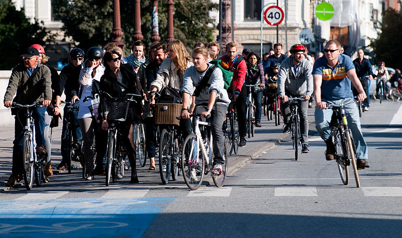 Copenhagen cyclists at red light (Heb, Wikimedia Commons)