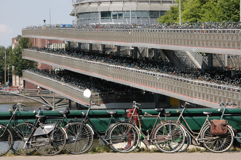 Dutch Cycle Parking (AirBete, Wikimedia Commons)
