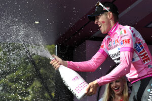 Giro 2012 S8 Hesjedal podium (Gian Mattia d&rsquo;Alberto &ndash; LaPresse &ndash; RCS Sport)