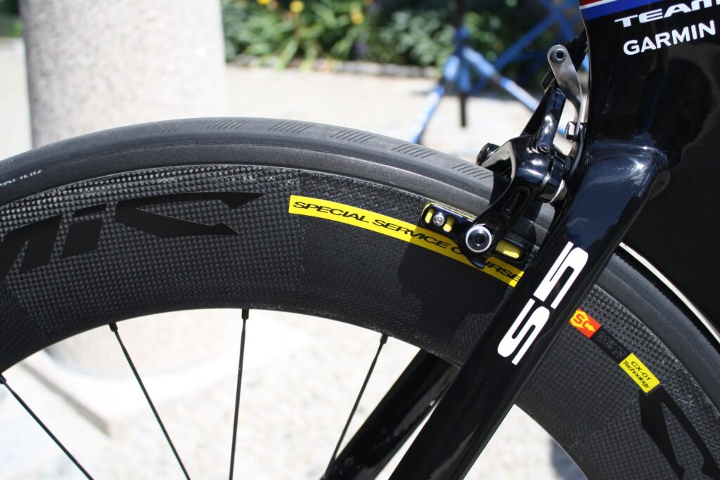 Tyler Farrar s Cervelo S5 – Mavic deeps section SSC rear wheel close up.jpg