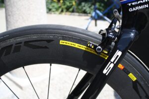 Tyler Farrar s Cervelo S5 – Mavic deeps section SSC rear wheel close up.jpg