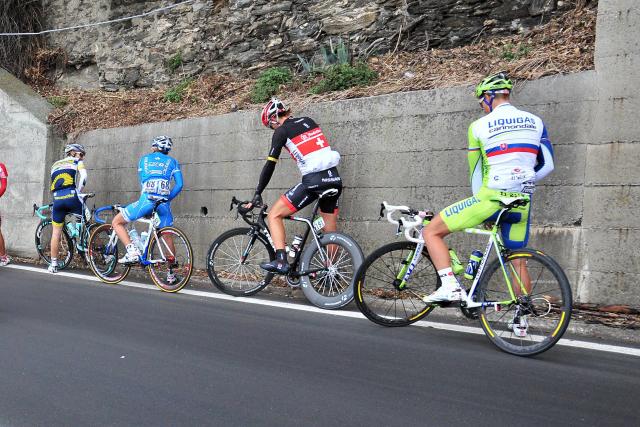 Milan San Remo riders relieve themselves(© Daniele Badolato, LaPresse via RCS Sport)