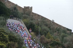 04 Milan San Remo peloton heads up the Manie LaPresse RCS Sport .jpg