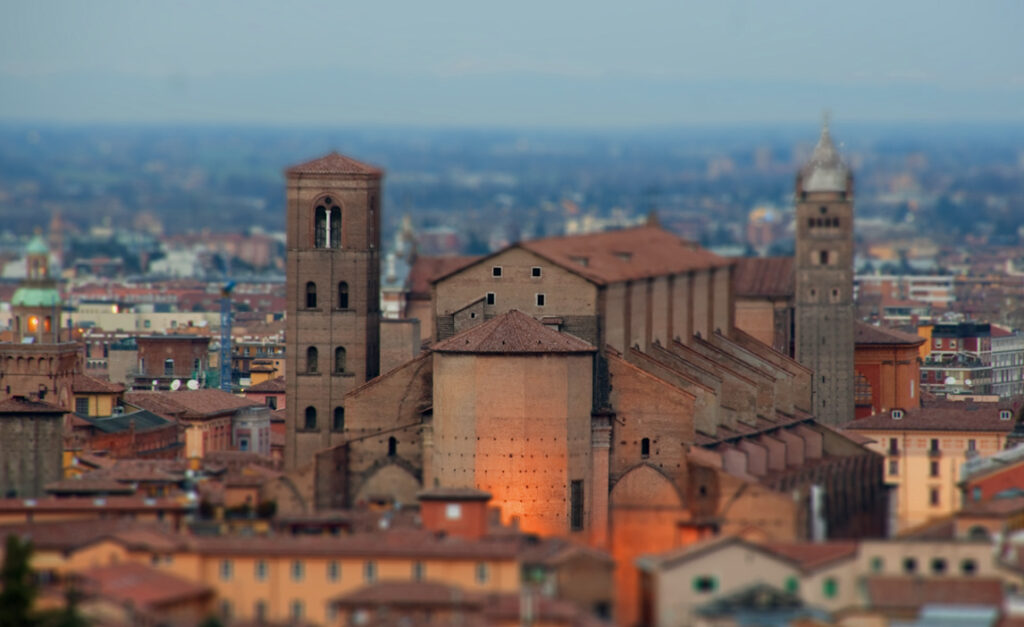 Bologna tiltshift (Arahel, Wikimedia Commoins)
