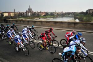 Peloton passes Pavia Milan-San Remo 2012 (© Daniele Badolato, LaPresse via RCS Sport)