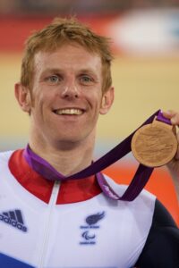 Jody Cundy with Paralympic medal (&copy; Kelkel)