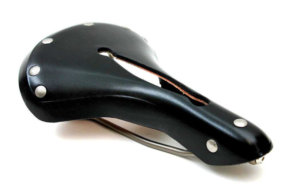 Rivet Pearl saddle