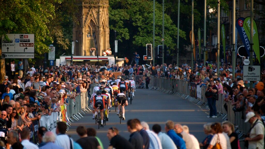 Halfords Tour Series Oxford Martyrs Memorial (© Simon MacMichael)