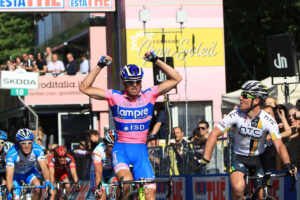 Petacchi beats Cavendish in Parma (picture Daniele Badolato, LaPresse, RCS Sport)