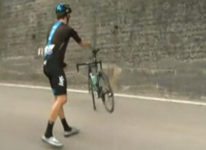 Wiggins parking his bike (Eurosport screenshot)