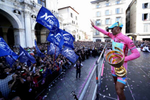Vincenzo Nibali greets fans after winning 2013 Giro (Daniele Bottallo, LaPresse, RCS Sport)