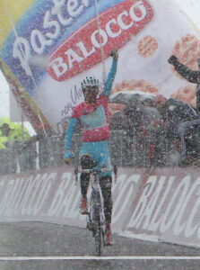 Vincenzo Nibali wins in the snow at Tre Cime di Lavaredo (picture RCS Sport)