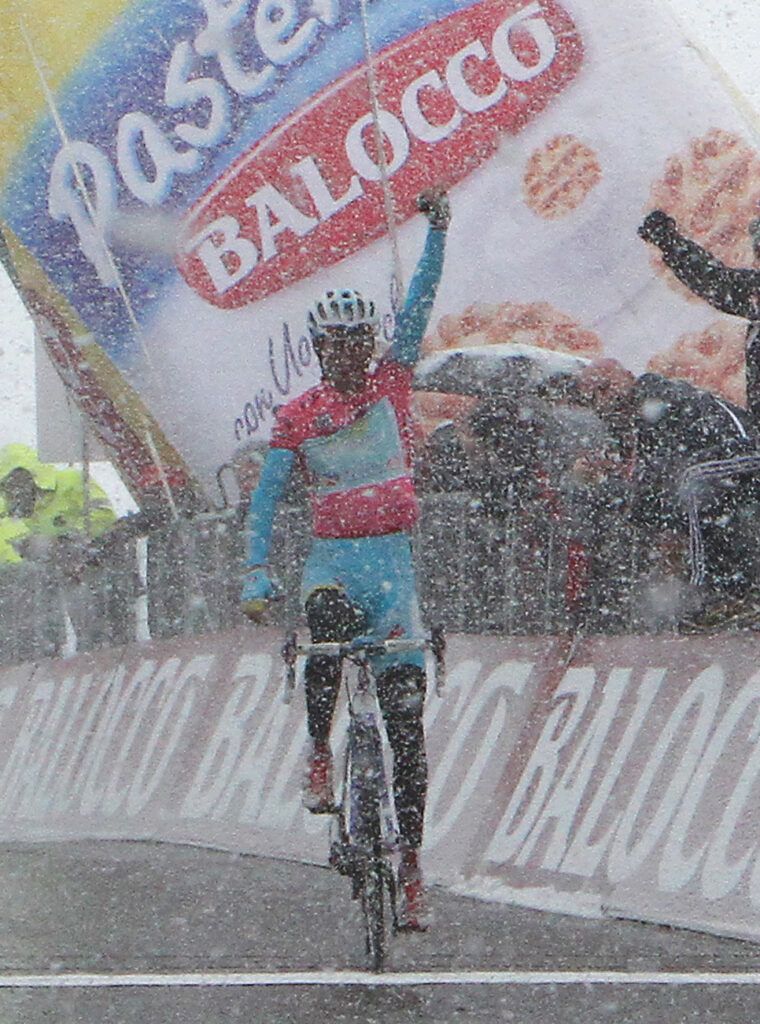 Vincenzo Nibali wins in the snow at Tre Cime di Lavaredo (picture RCS Sport)