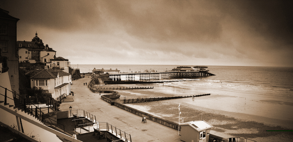 Cromer promenade (copyright Gerry Balding:Flickr)