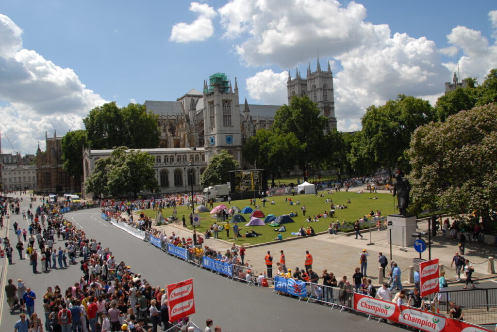 Crowds at the 2007 Tour de France in London (copyright jtlondon:Flickr)